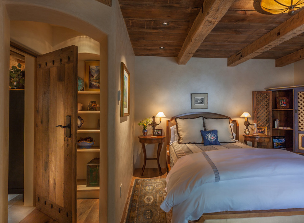 Foto di una camera degli ospiti stile rurale di medie dimensioni con pareti beige, pavimento in legno massello medio e pavimento marrone