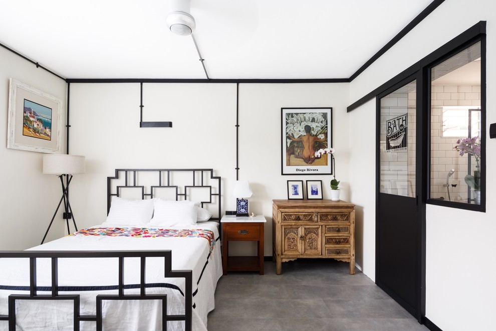 Стильный дизайн: хозяйская спальня в стиле фьюжн с белыми стенами и серым полом без камина - последний тренд