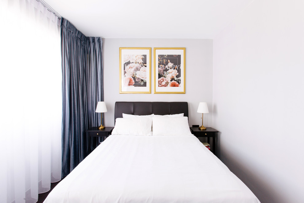 На фото: гостевая спальня (комната для гостей) в классическом стиле с серыми стенами