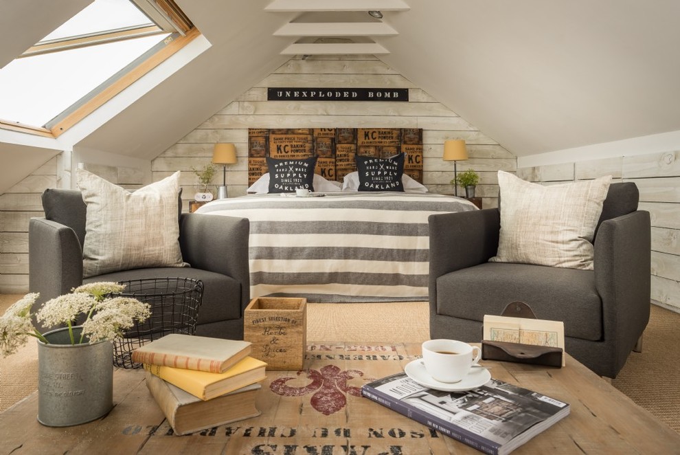 Ejemplo de dormitorio principal marinero grande con paredes blancas, moqueta, suelo beige y techo inclinado