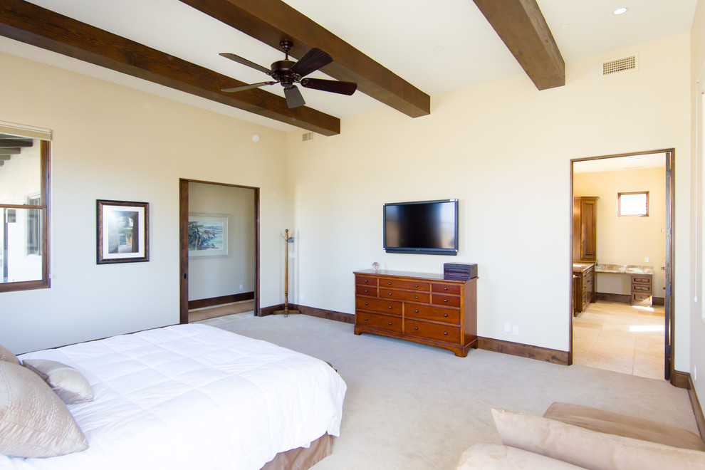 Großes Mediterranes Hauptschlafzimmer ohne Kamin mit beiger Wandfarbe und Teppichboden in San Luis Obispo