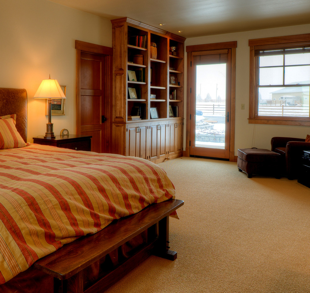 Mittelgroßes Landhaus Hauptschlafzimmer mit beiger Wandfarbe, Teppichboden und beigem Boden in Seattle