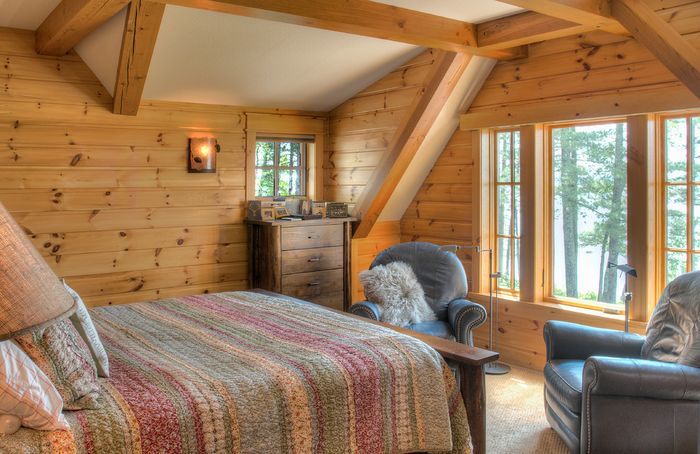 Стильный дизайн: спальня в стиле рустика с коричневыми стенами, ковровым покрытием и бежевым полом - последний тренд