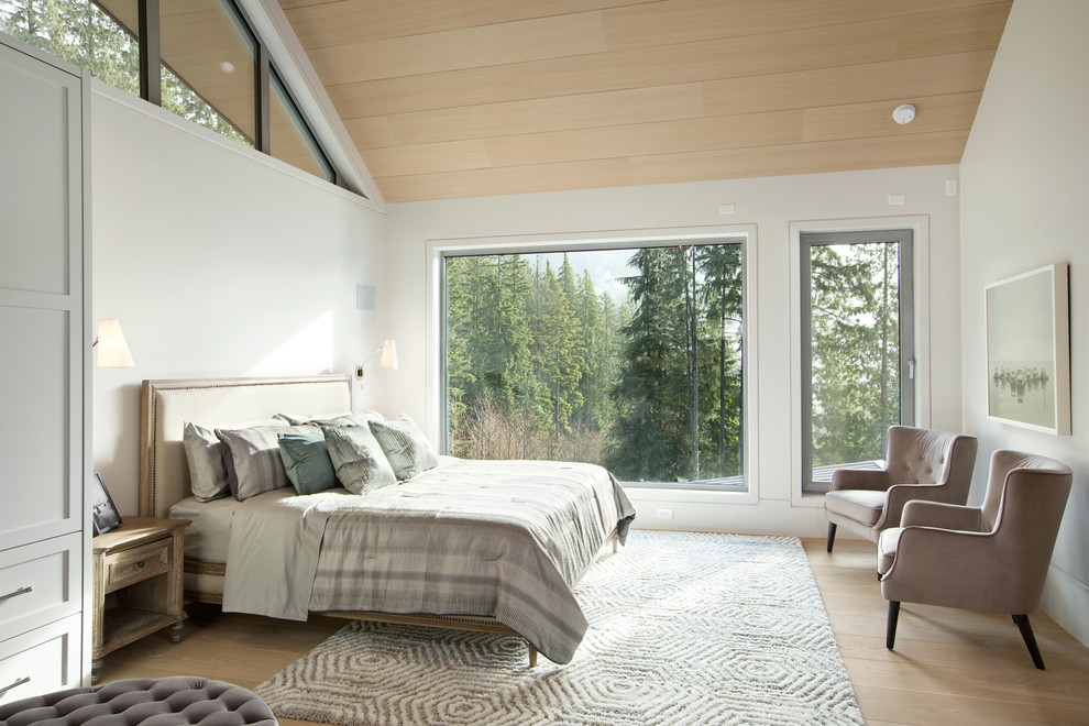 Idee per una camera da letto chic con pareti bianche, pavimento in legno massello medio e pavimento marrone