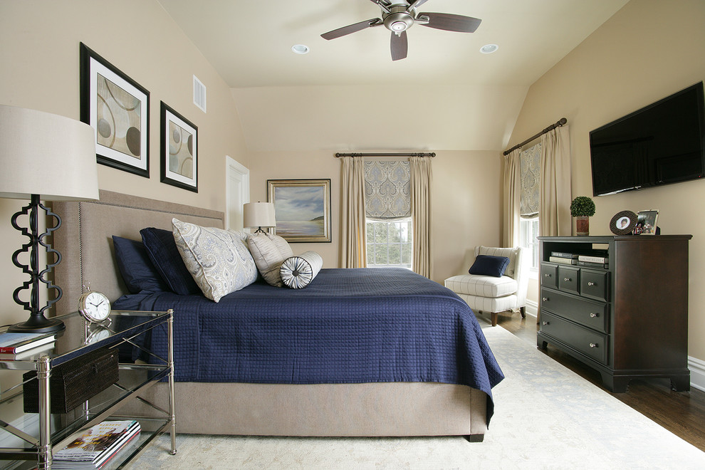 Ejemplo de dormitorio clásico con paredes beige y suelo de madera oscura