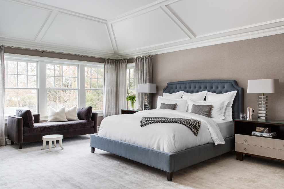 Пример оригинального дизайна: хозяйская спальня в стиле неоклассика (современная классика) с ковровым покрытием, бежевым полом, серыми стенами, сводчатым потолком и обоями на стенах
