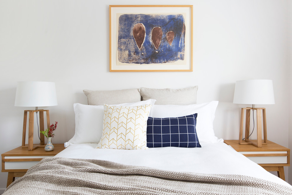 Foto de habitación de invitados contemporánea sin chimenea con paredes blancas y moqueta