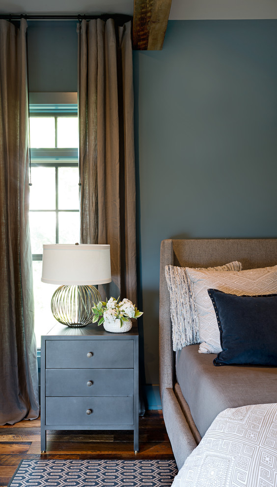 Inspiration pour une chambre parentale traditionnelle de taille moyenne avec un mur bleu, un sol en bois brun et un sol marron.