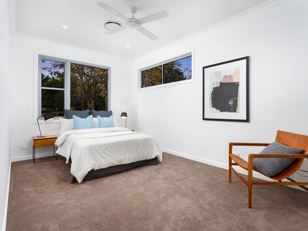 Idéer för att renovera ett funkis sovrum, med vita väggar, heltäckningsmatta och beiget golv