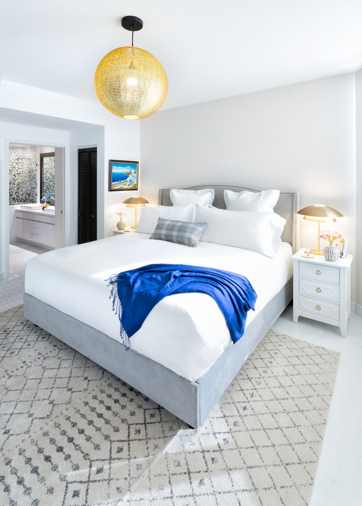 マイアミにある中くらいなビーチスタイルのおしゃれな主寝室 (グレーの壁、磁器タイルの床、白い床) のインテリア