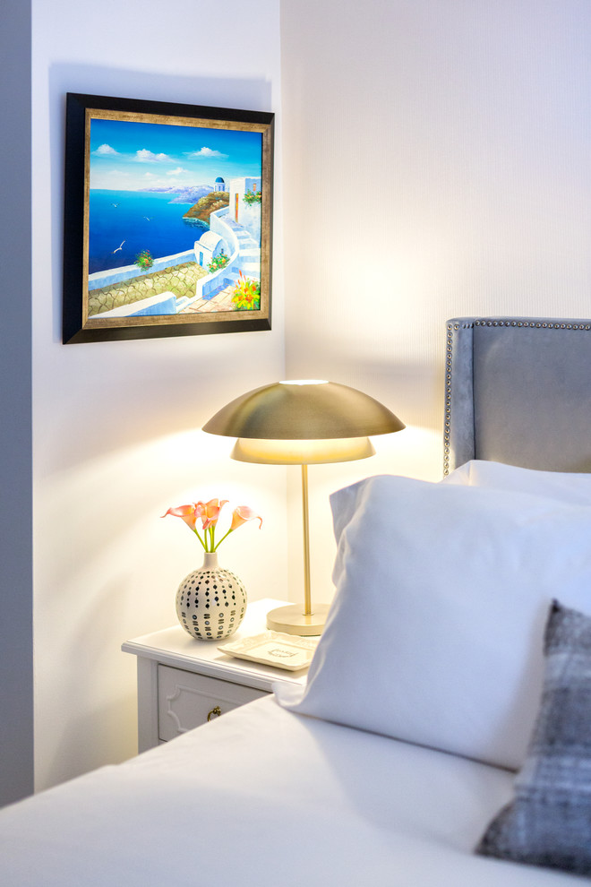 Источник вдохновения для домашнего уюта: хозяйская спальня среднего размера в стиле фьюжн с серыми стенами, полом из керамогранита и белым полом