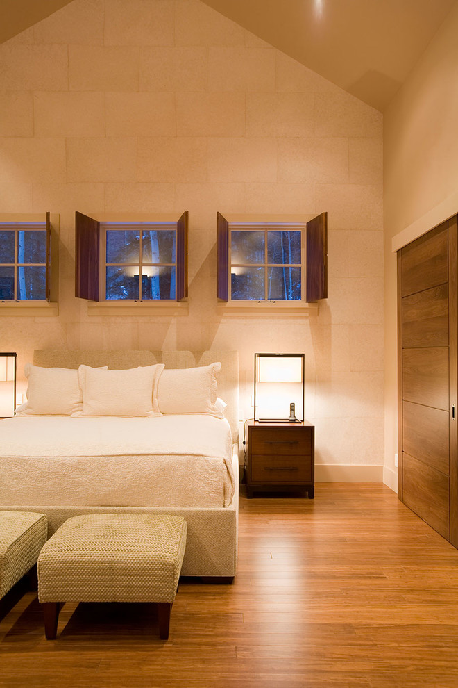 シカゴにある小さな北欧スタイルのおしゃれな主寝室 (白い壁、竹フローリング、暖炉なし)