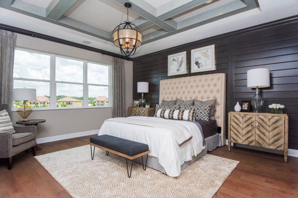 Diseño de dormitorio gris y gris y blanco tradicional renovado con paredes marrones, suelo de madera clara, suelo marrón, vigas vistas y machihembrado