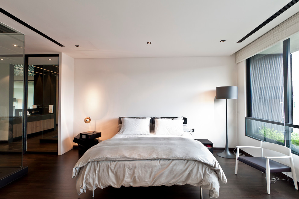 Foto de dormitorio contemporáneo con paredes blancas