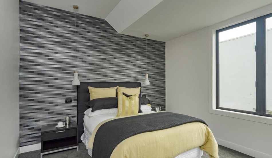 Ejemplo de habitación de invitados contemporánea pequeña sin chimenea con moqueta y suelo gris