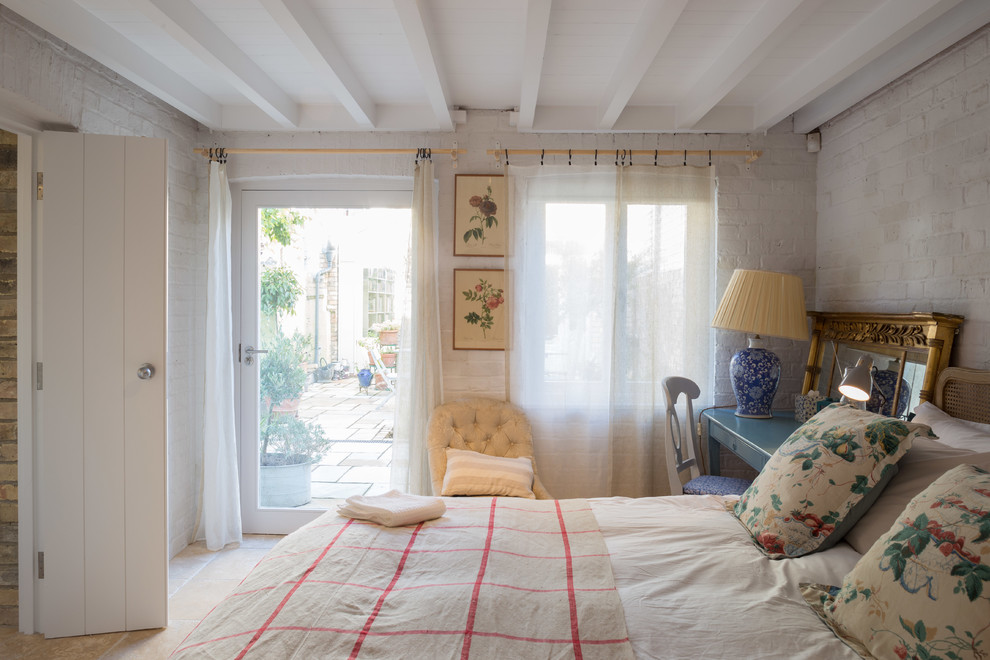 Ejemplo de habitación de invitados de estilo de casa de campo de tamaño medio con paredes blancas, suelo de baldosas de cerámica y suelo beige