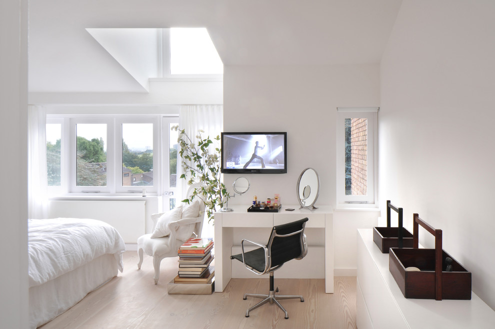 Пример оригинального дизайна: большая хозяйская спальня в скандинавском стиле с белыми стенами, светлым паркетным полом и телевизором