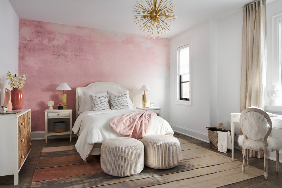 Foto di una grande camera da letto classica con pareti rosa, parquet scuro e nessun camino