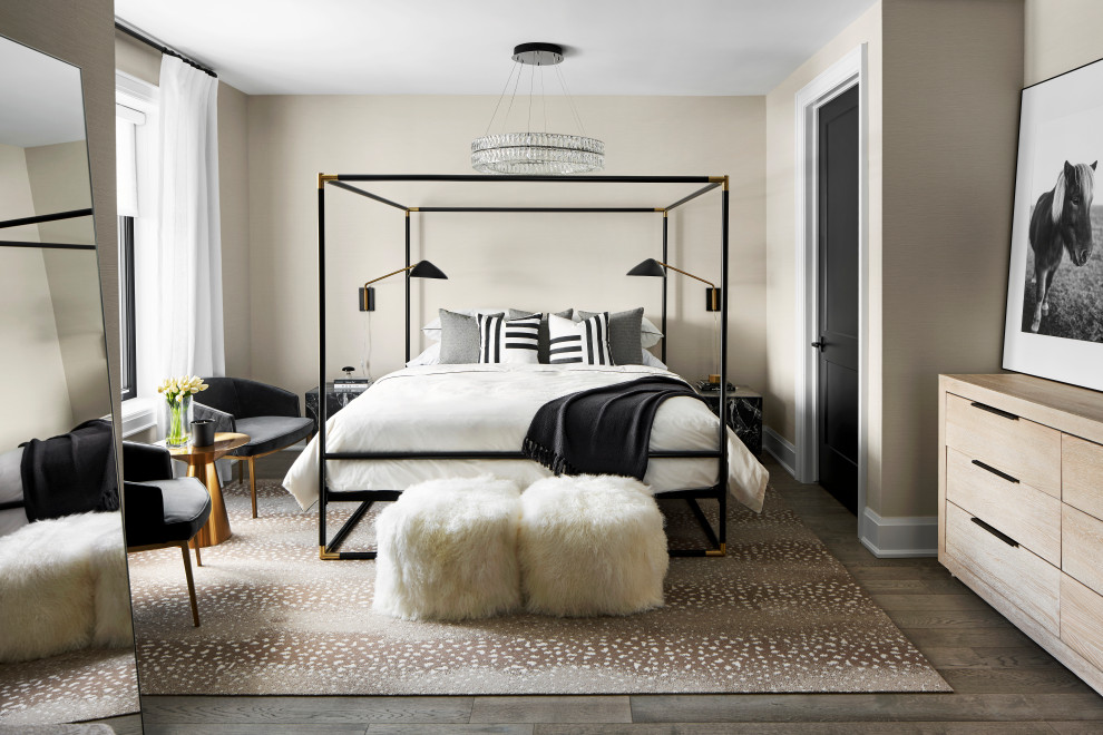 Свежая идея для дизайна: большая хозяйская спальня в современном стиле с бежевыми стенами, темным паркетным полом и коричневым полом - отличное фото интерьера