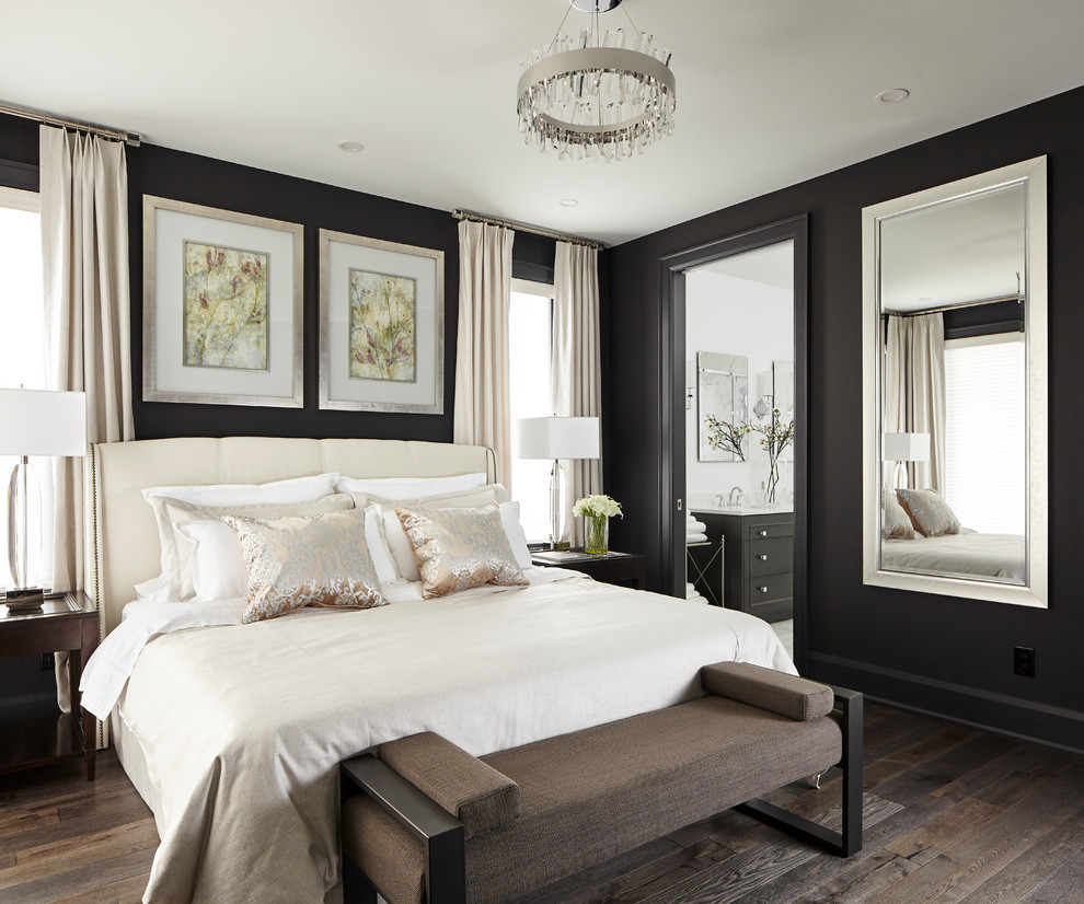 Стильный дизайн: хозяйская спальня среднего размера в стиле неоклассика (современная классика) с черными стенами, коричневым полом и темным паркетным полом без камина - последний тренд