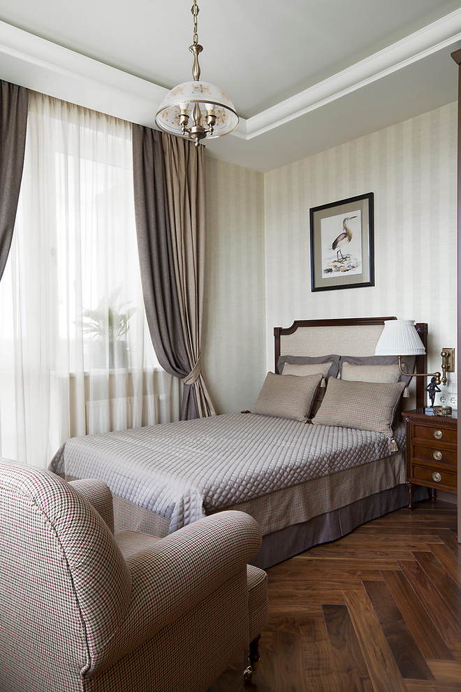 Klassisches Hauptschlafzimmer mit grauer Wandfarbe und dunklem Holzboden in Moskau