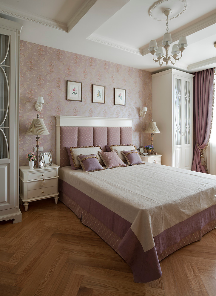 Klassisches Hauptschlafzimmer mit braunem Holzboden und bunten Wänden in Moskau