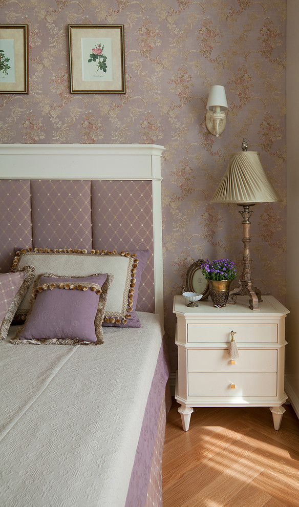 Стильный дизайн: хозяйская спальня в классическом стиле с разноцветными стенами и паркетным полом среднего тона - последний тренд