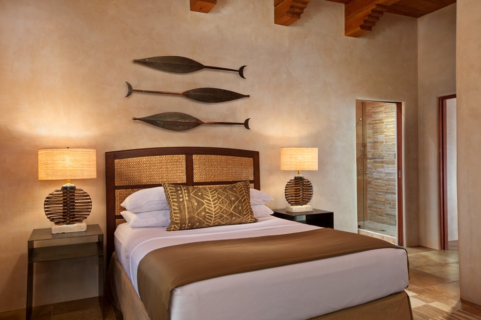 Идея дизайна: гостевая спальня (комната для гостей) в стиле фьюжн с бежевыми стенами и полом из керамической плитки без камина