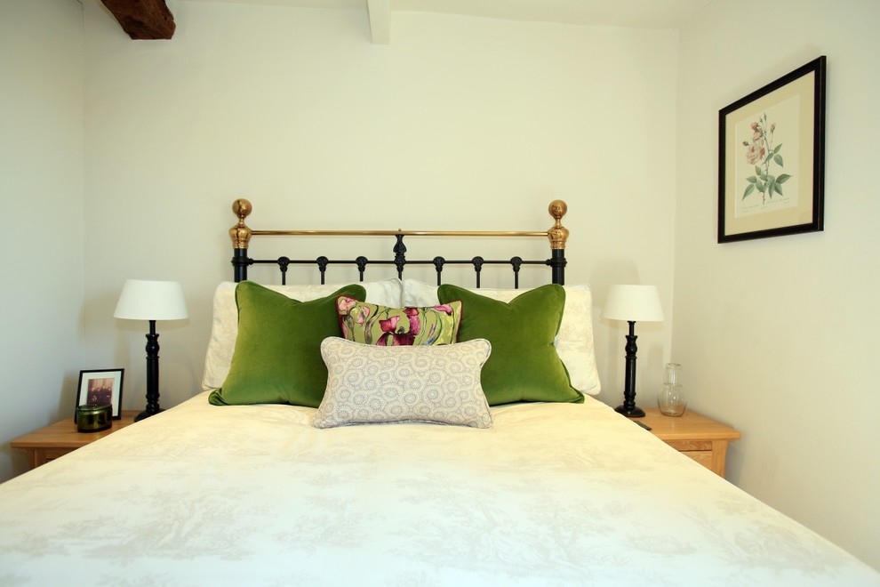Modelo de habitación de invitados campestre de tamaño medio sin chimenea con paredes blancas, suelo de madera oscura y suelo marrón