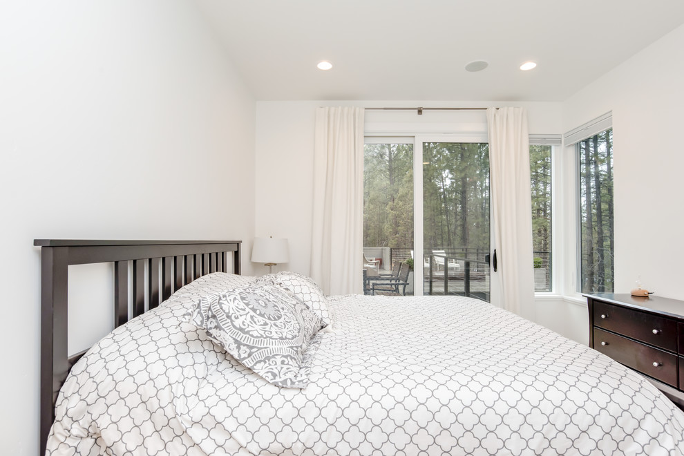 Foto de habitación de invitados minimalista de tamaño medio sin chimenea con paredes blancas