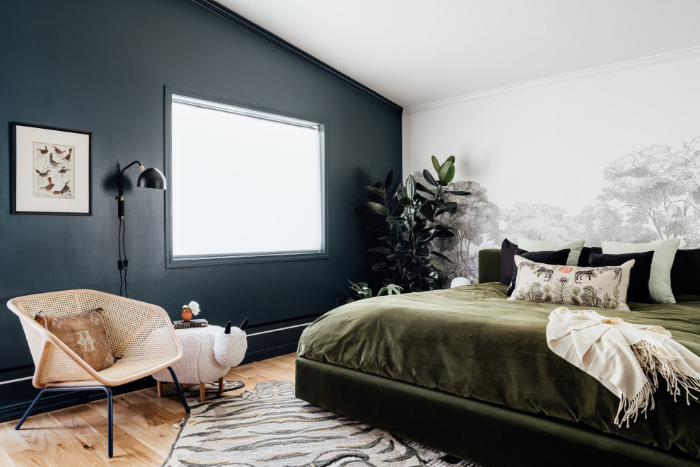 ソルトレイクシティにある中くらいなコンテンポラリースタイルのおしゃれな主寝室 (無垢フローリング、黒い壁、茶色い床)