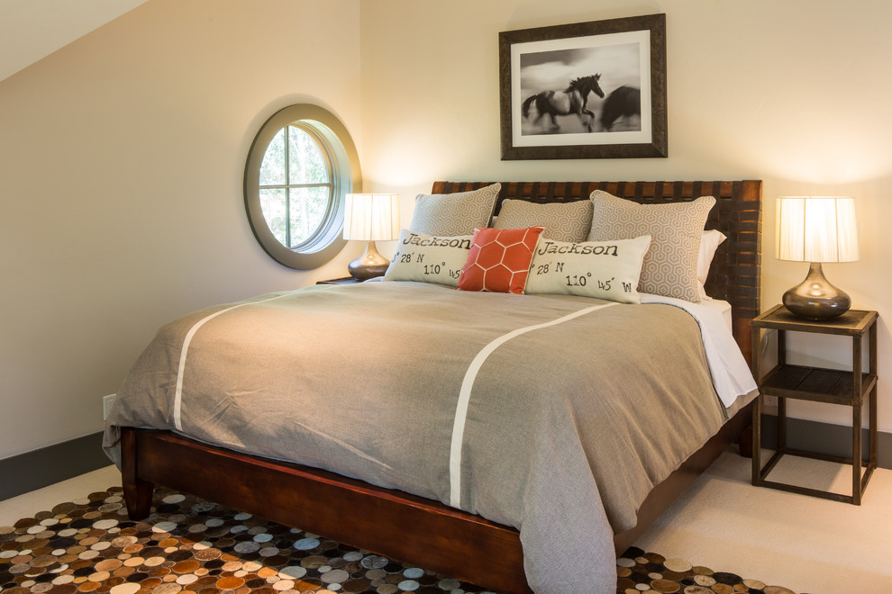 Стильный дизайн: спальня в стиле рустика с серыми стенами и ковровым покрытием - последний тренд