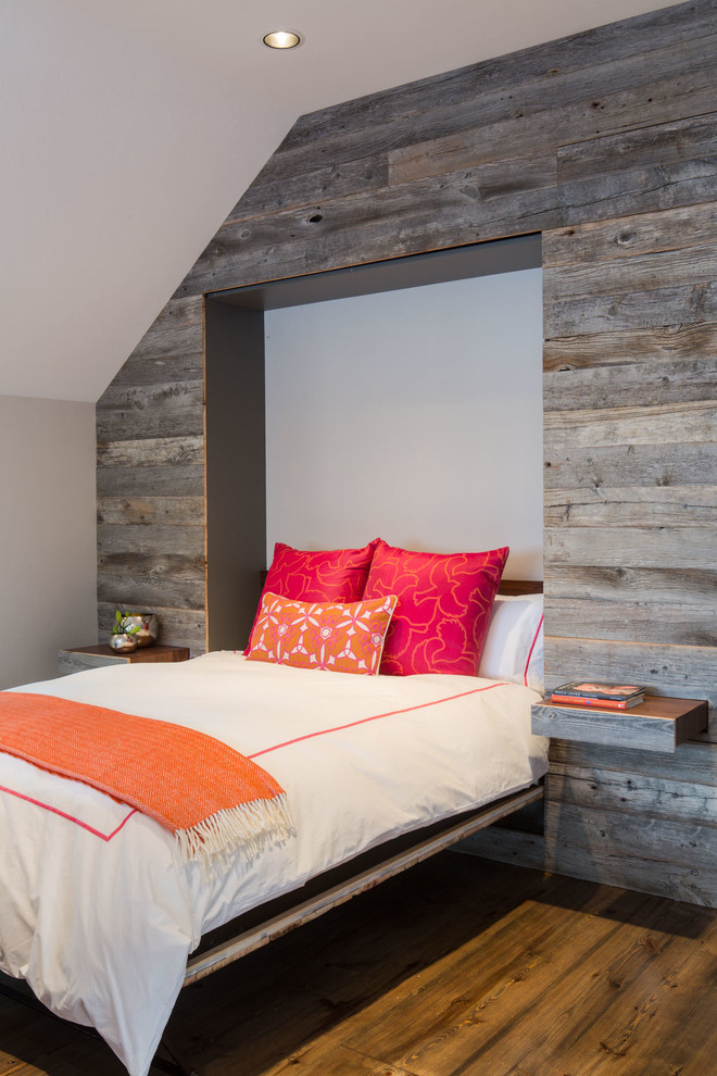 Uriges Schlafzimmer mit brauner Wandfarbe und braunem Holzboden in Sonstige
