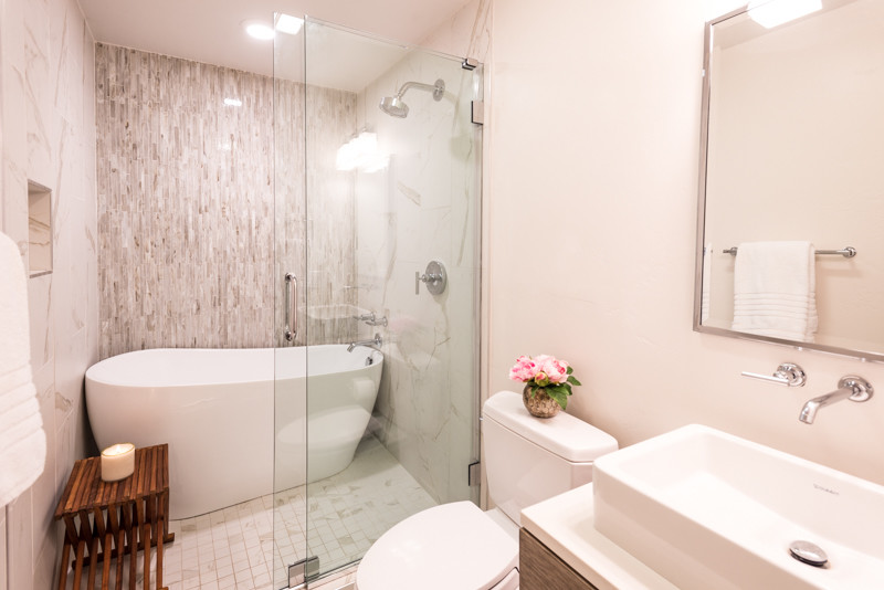 Exemple d'une petite salle de bain moderne avec un mur blanc, un sol en carrelage de porcelaine et un sol blanc.
