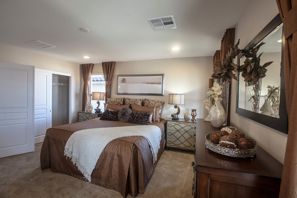 ラスベガスにある中くらいなトラディショナルスタイルのおしゃれな客用寝室 (ベージュの壁、カーペット敷き) のレイアウト