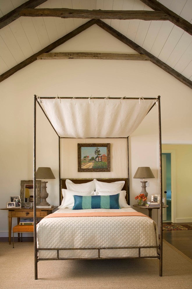 Foto de dormitorio campestre grande con paredes blancas y suelo de madera oscura