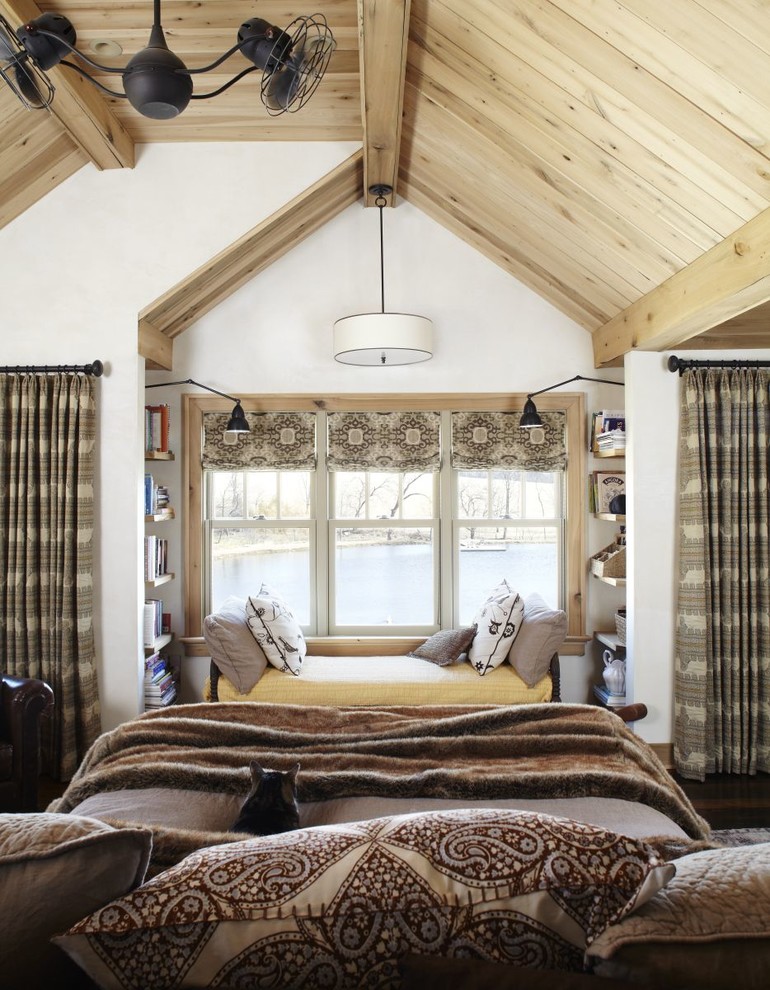 Foto de dormitorio principal de estilo de casa de campo grande sin chimenea con paredes blancas y suelo de madera oscura