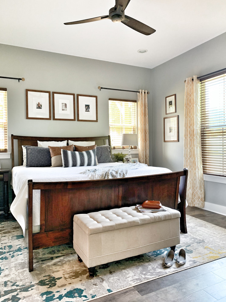 Стильный дизайн: хозяйская спальня в стиле кантри с серыми стенами, полом из винила и серым полом - последний тренд
