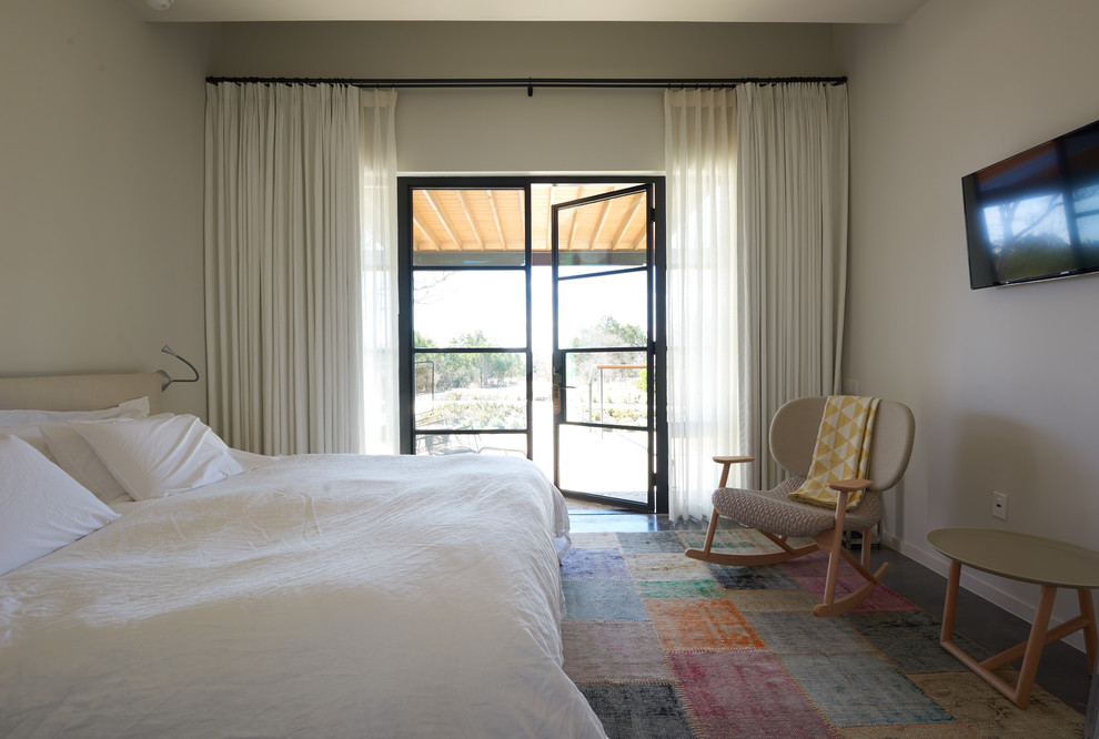 Источник вдохновения для домашнего уюта: гостевая спальня среднего размера, (комната для гостей) в стиле модернизм с белыми стенами, бетонным полом и серым полом