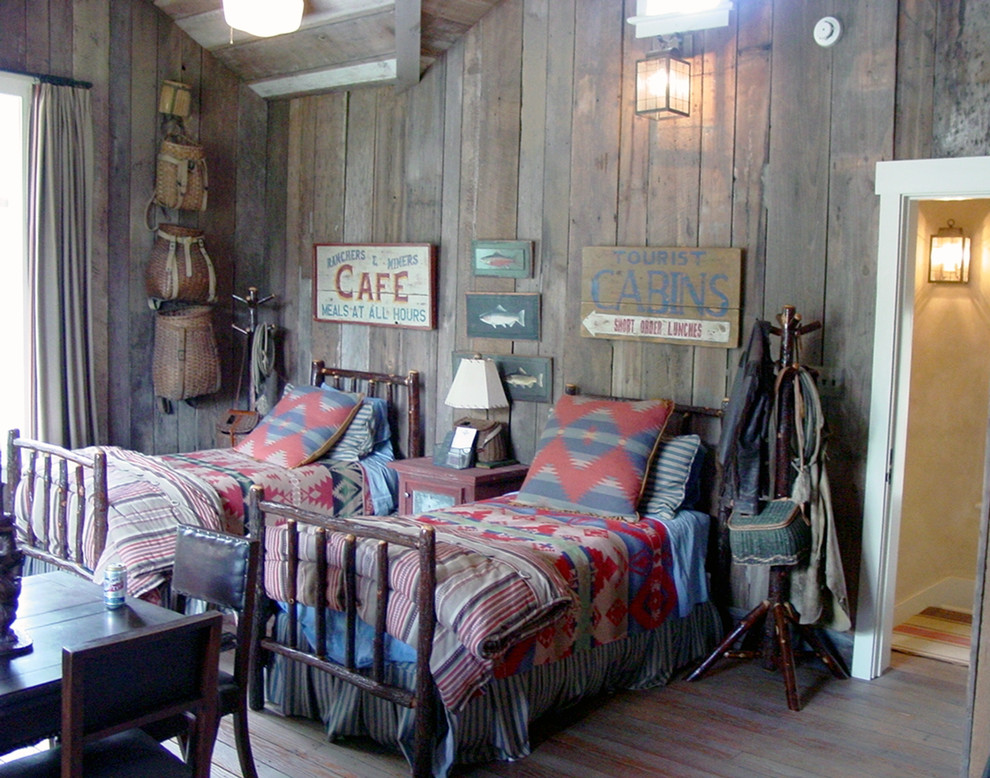 Idées déco pour une petite chambre d'amis montagne avec un sol en bois brun et aucune cheminée.