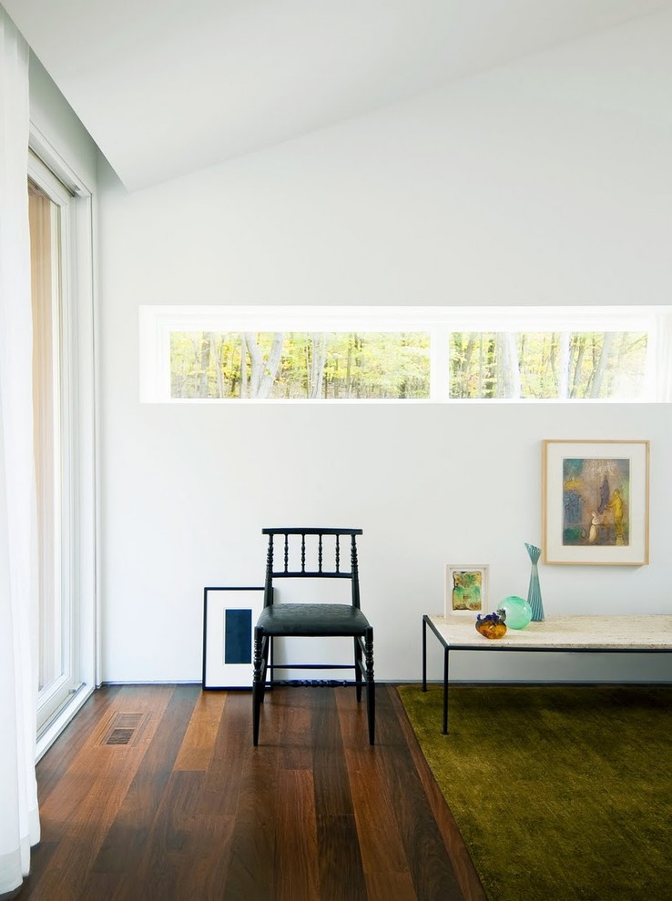 Eklektisches Schlafzimmer mit weißer Wandfarbe und dunklem Holzboden in New York