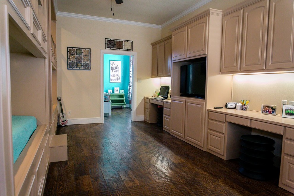 Mittelgroßes Rustikales Schlafzimmer mit beiger Wandfarbe, dunklem Holzboden und braunem Boden in Dallas