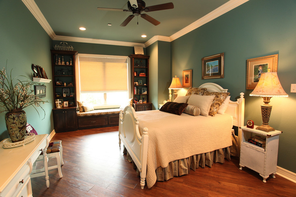 Design ideas for a traditional bedroom in Houston.