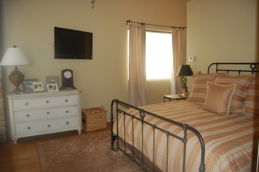 Diseño de habitación de invitados rústica de tamaño medio con paredes beige