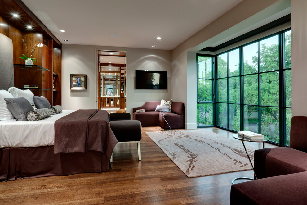 Modernes Schlafzimmer ohne Kamin mit grauer Wandfarbe und dunklem Holzboden in Dallas