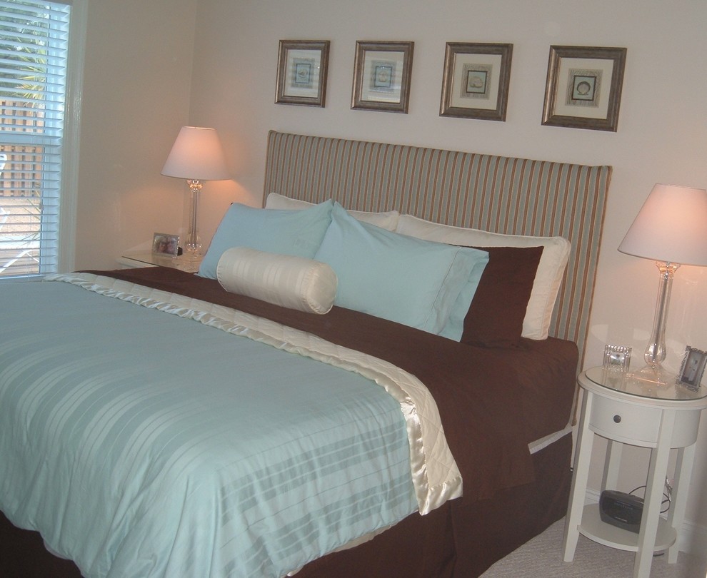 Kleines Maritimes Hauptschlafzimmer mit beiger Wandfarbe und Teppichboden in Tampa
