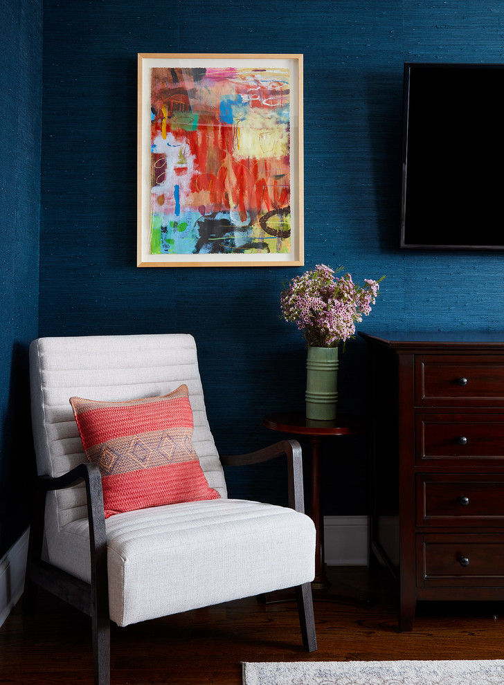 Foto di una camera da letto boho chic con pareti blu, parquet scuro e pavimento marrone
