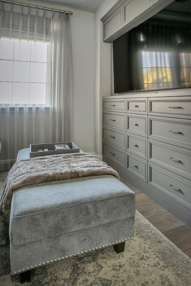 Foto de dormitorio principal contemporáneo grande sin chimenea con paredes grises y suelo de madera clara