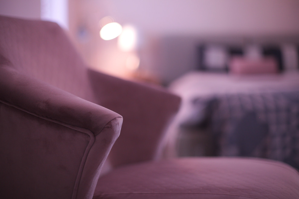 Источник вдохновения для домашнего уюта: большая гостевая спальня (комната для гостей) в современном стиле с розовыми стенами, светлым паркетным полом и серым полом