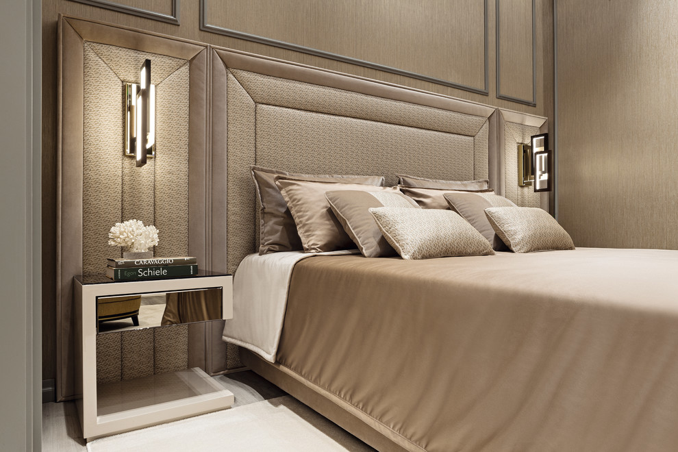 Geräumiges Mediterranes Hauptschlafzimmer mit beiger Wandfarbe und Teppichboden in London